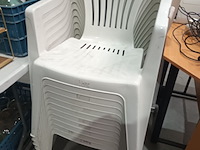 Lot 113 - pvc tuinstoelen. 11 stuks - afbeelding 1 van  2