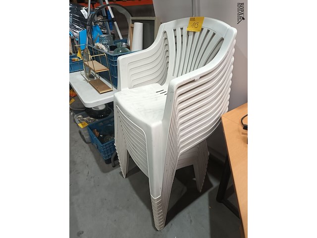Lot 113 - pvc tuinstoelen. 11 stuks - afbeelding 2 van  2