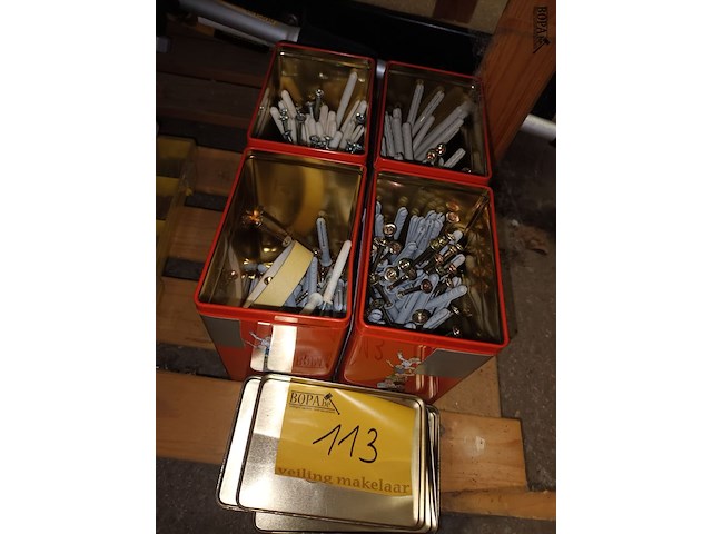 Lot 113 - schroeven met plug - afbeelding 1 van  2