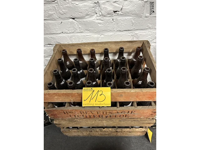 Lot 113 - vintage gevulde bierkratten - 2 stuks - afbeelding 1 van  2