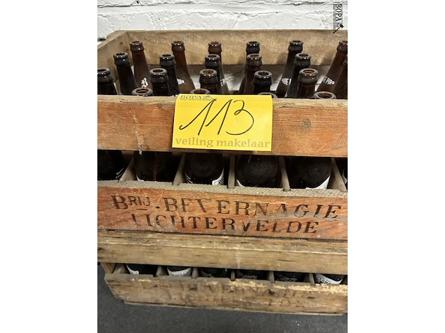 Lot 113 - vintage gevulde bierkratten - 2 stuks - afbeelding 2 van  2