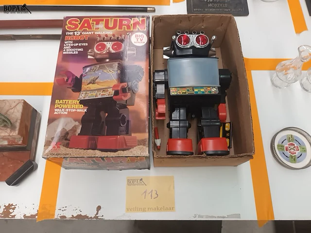 Lot 113 - vintage speelgoed robot - afbeelding 1 van  5