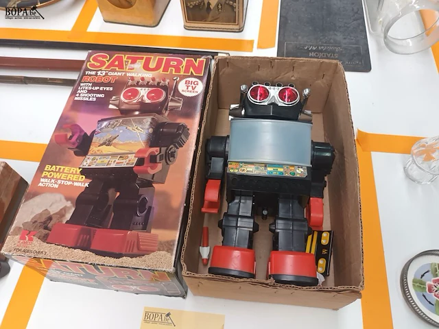 Lot 113 - vintage speelgoed robot - afbeelding 5 van  5