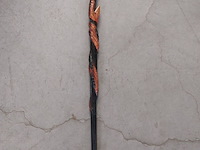 Lot 113 - wandelstok met slangsculptuur - afbeelding 1 van  3
