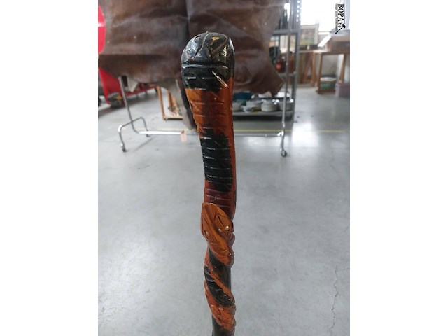 Lot 113 - wandelstok met slangsculptuur - afbeelding 2 van  3