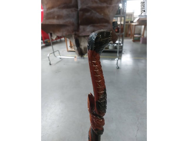 Lot 113 - wandelstok met slangsculptuur - afbeelding 3 van  3