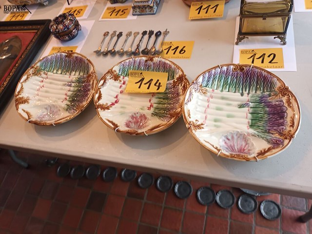 Lot 114 - aspergeborden majolica. 3 stuks - afbeelding 1 van  5
