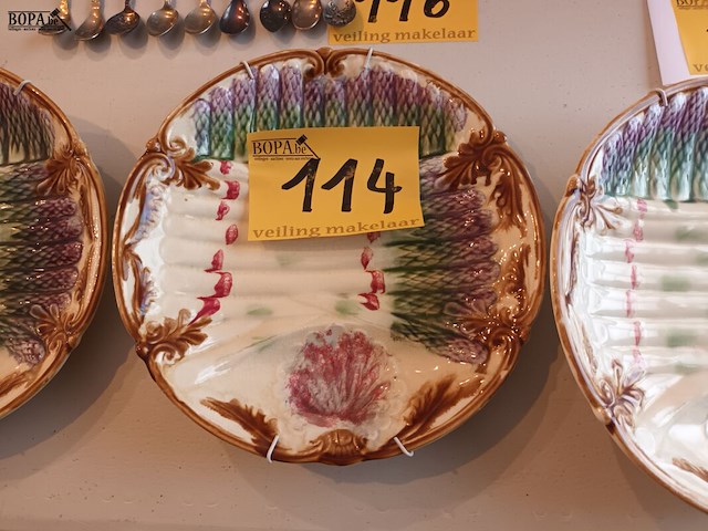 Lot 114 - aspergeborden majolica. 3 stuks - afbeelding 5 van  5