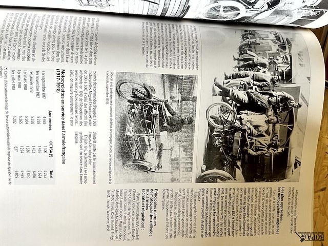 Lot 114 - at home with books en droomhotesl groot brittannie 2 boeken - afbeelding 7 van  8
