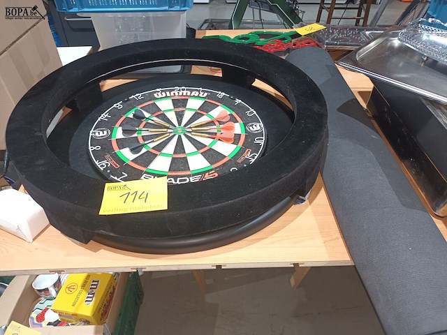 Lot 114 - darts bord en tapijt - afbeelding 1 van  4
