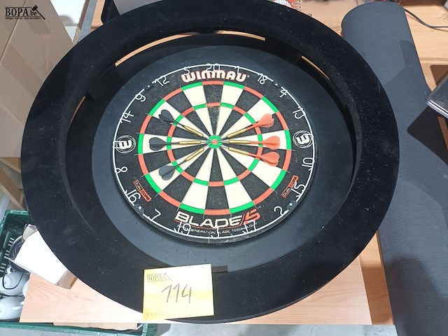 Lot 114 - darts bord en tapijt - afbeelding 2 van  4