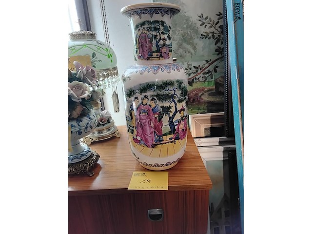 Lot 114 - grote chinese vaas met stempel - afbeelding 1 van  4