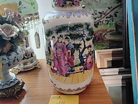 Lot 114 - grote chinese vaas met stempel - afbeelding 1 van  4