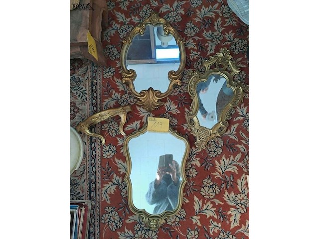 Lot 114 - lot kuifspiegels met muurconsole bladgoud - afbeelding 1 van  6