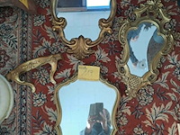 Lot 114 - lot kuifspiegels met muurconsole bladgoud - afbeelding 1 van  6