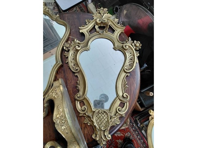 Lot 114 - lot kuifspiegels met muurconsole bladgoud - afbeelding 4 van  6