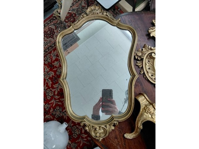 Lot 114 - lot kuifspiegels met muurconsole bladgoud - afbeelding 5 van  6