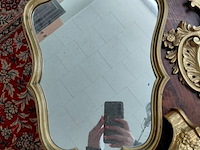 Lot 114 - lot kuifspiegels met muurconsole bladgoud - afbeelding 5 van  6