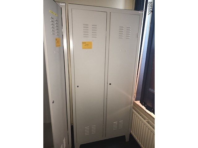 Lot 114 - metalen lockerkast - afbeelding 1 van  4