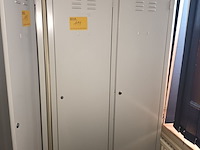 Lot 114 - metalen lockerkast - afbeelding 1 van  4
