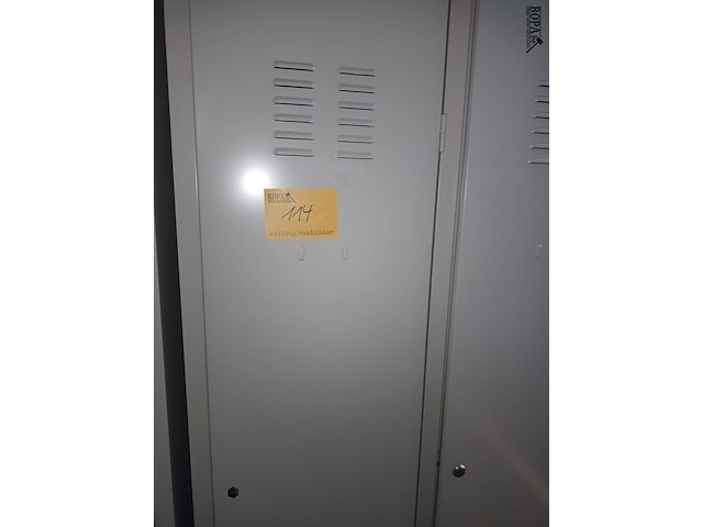 Lot 114 - metalen lockerkast - afbeelding 3 van  4