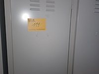 Lot 114 - metalen lockerkast - afbeelding 3 van  4