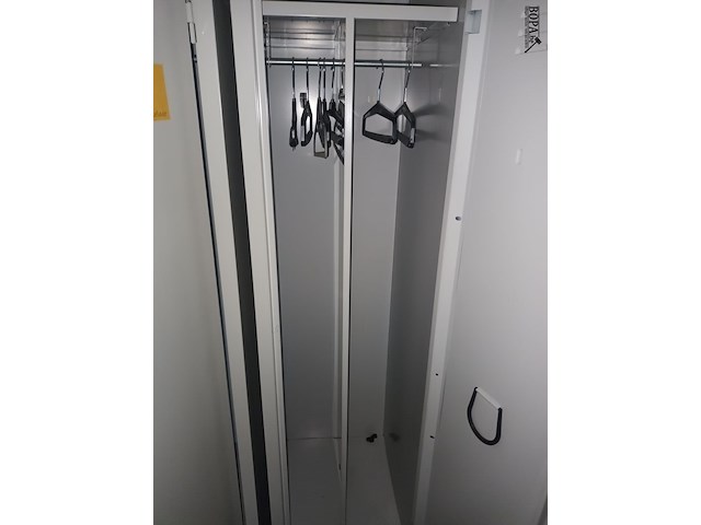 Lot 114 - metalen lockerkast - afbeelding 4 van  4