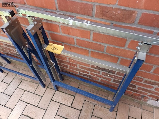 Lot 114 - metalen verstelbare schraag. 2 stuks - afbeelding 1 van  4