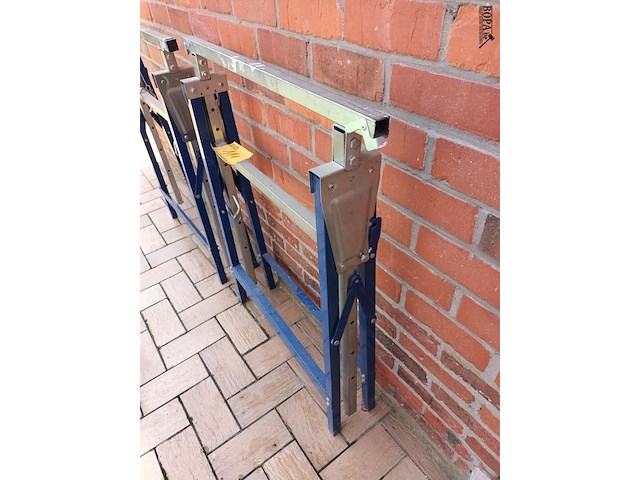 Lot 114 - metalen verstelbare schraag. 2 stuks - afbeelding 3 van  4