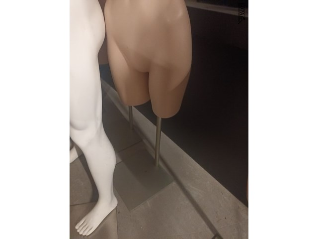 Lot 114 - paspop vrouw torso op statief - afbeelding 2 van  3