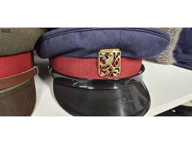 Lot 114 - tjechië slowakije 5 kepies - afbeelding 4 van  5