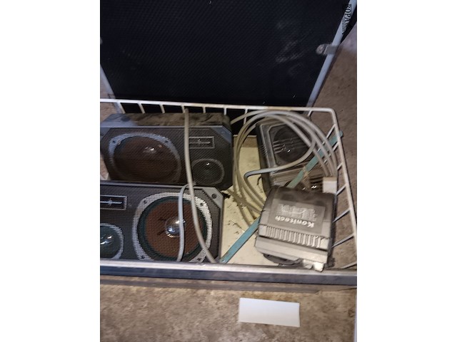 Lot 114 - trolley koffer en speakers - afbeelding 2 van  2