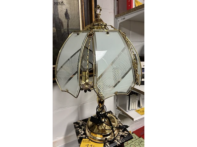 Lot 114 - vintage tafellamp tiffany-stijl - afbeelding 1 van  3