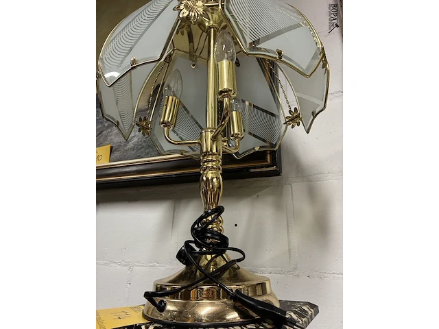 Lot 114 - vintage tafellamp tiffany-stijl - afbeelding 2 van  3