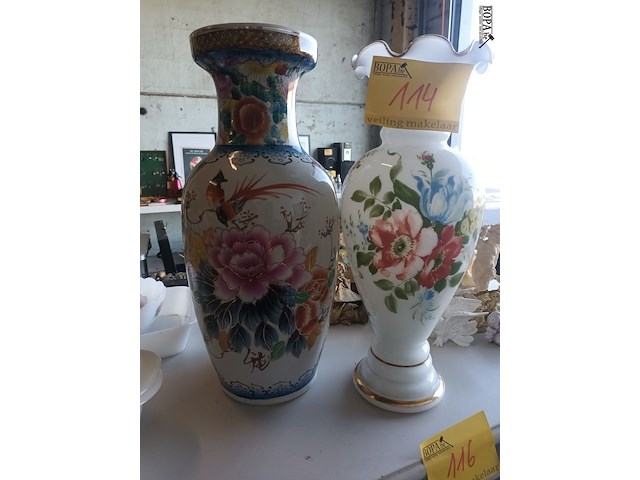 Lot 114 - vintage vazen. 2 stuks - afbeelding 1 van  3
