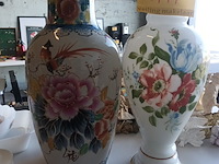 Lot 114 - vintage vazen. 2 stuks - afbeelding 1 van  3