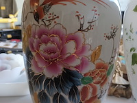 Lot 114 - vintage vazen. 2 stuks - afbeelding 2 van  3
