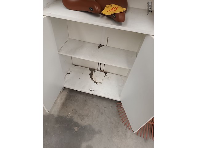 Lot 114 - wit houten kastje - afbeelding 3 van  3