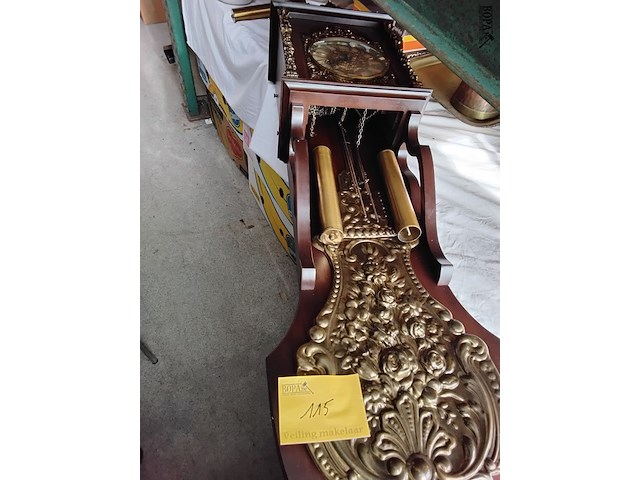 Lot 115 - antieken muurklok met koperen afwerking - afbeelding 1 van  5