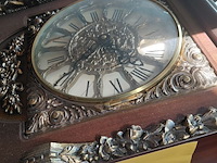 Lot 115 - antieken muurklok met koperen afwerking - afbeelding 2 van  5