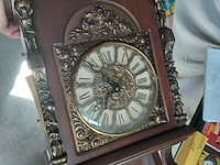 Lot 115 - antieken muurklok met koperen afwerking - afbeelding 5 van  5