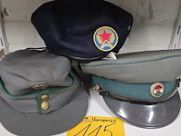 Lot 115 - hongarije 2 kepies + 1 barette - afbeelding 1 van  4