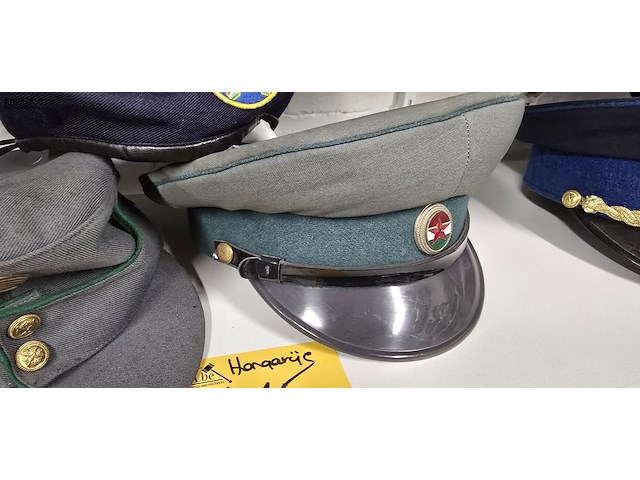 Lot 115 - hongarije 2 kepies + 1 barette - afbeelding 3 van  4