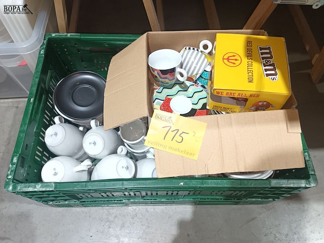 Lot 115 - koffietassen en bordjes - afbeelding 1 van  4