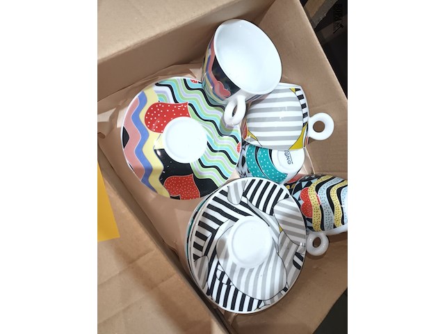 Lot 115 - koffietassen en bordjes - afbeelding 3 van  4