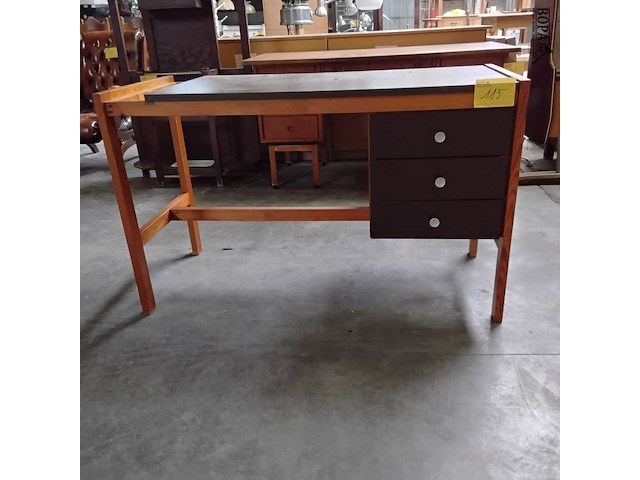 Lot 115 - massief bureau met lades en geul voor bureaumateriaal - afbeelding 1 van  4