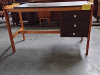 Lot 115 - massief bureau met lades en geul voor bureaumateriaal - afbeelding 1 van  4