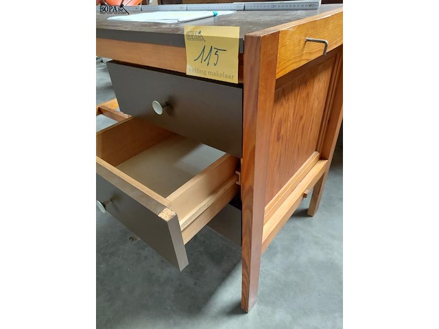 Lot 115 - massief bureau met lades en geul voor bureaumateriaal - afbeelding 2 van  4