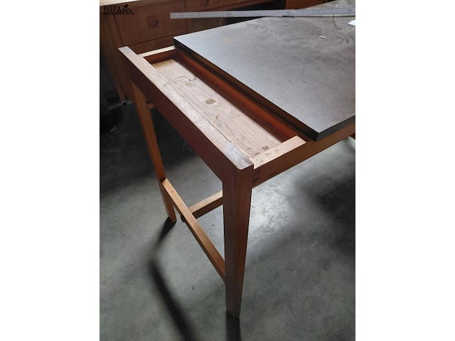 Lot 115 - massief bureau met lades en geul voor bureaumateriaal - afbeelding 3 van  4