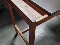 Lot 115 - massief bureau met lades en geul voor bureaumateriaal - afbeelding 3 van  4